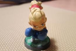 Malovaná figurka Blondýnka