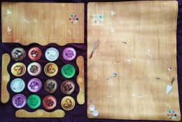 Vlevo standardní kartonový herní plán, vpravo neoprénový herní plán jako prémiový doplněk